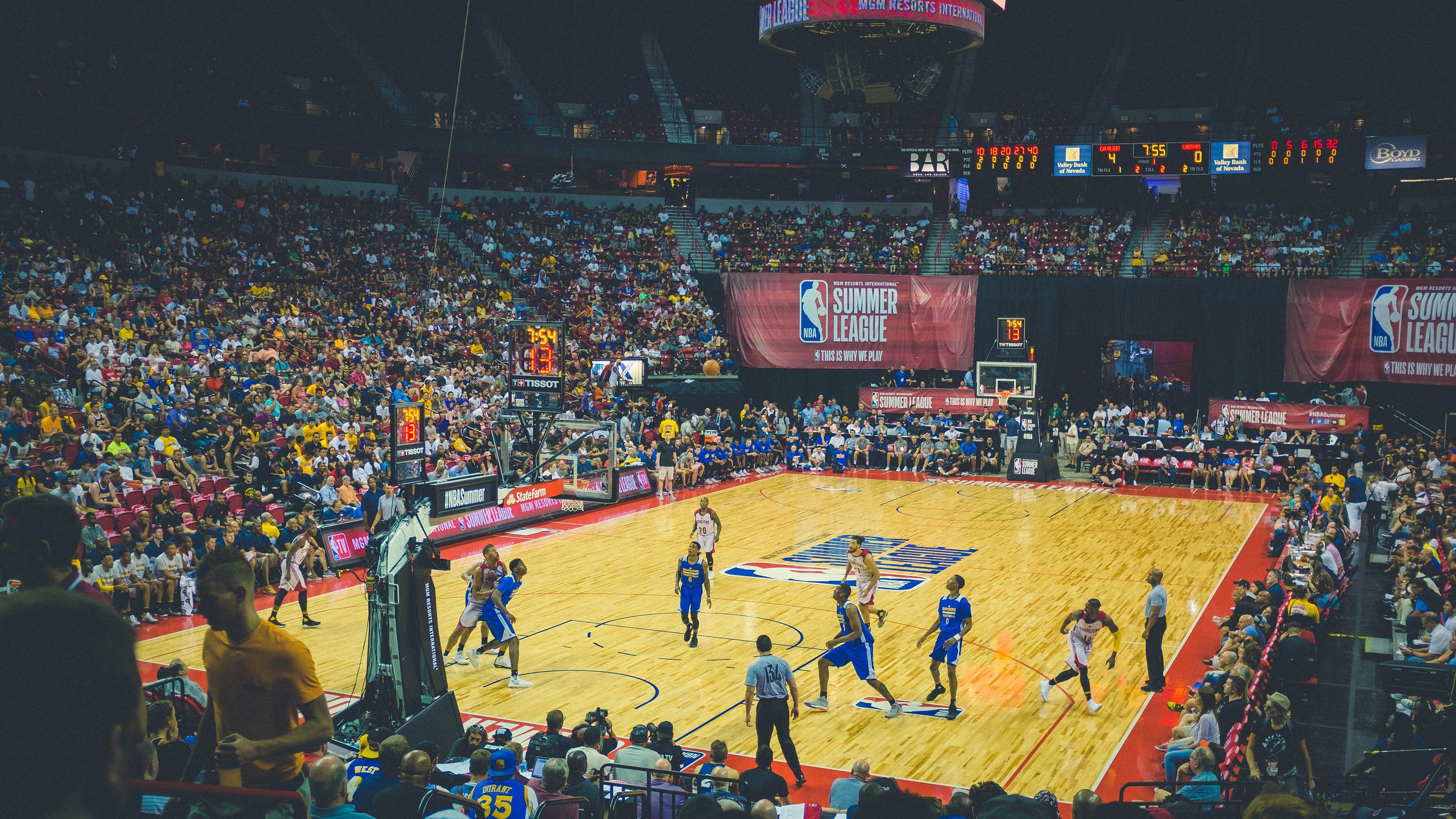 勇士战胜太阳,库里强势爆发带队重返正轨,库里状态神勇引领球队,勇士队走回正轨